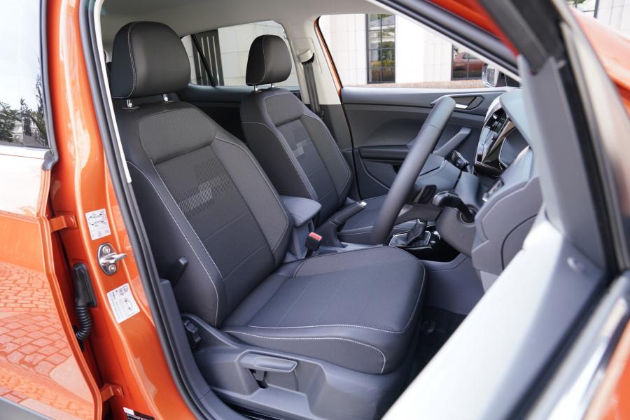 Интерьер Volkswagen T-Cross 2019 года  (JP) (фото 2 из 10)